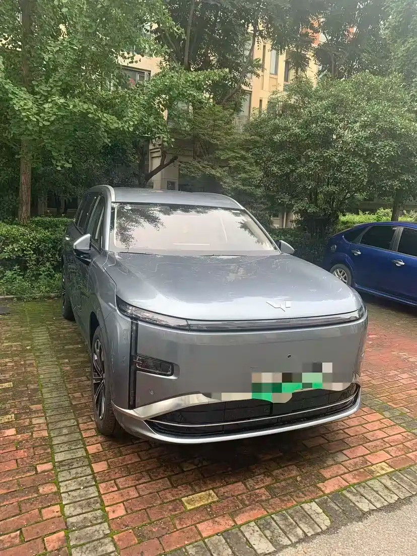 五菱星光L上市之后销量火爆，很多人好奇，为什么一台新六座插混，能快速出圈。核心原因：它把大六座插混门