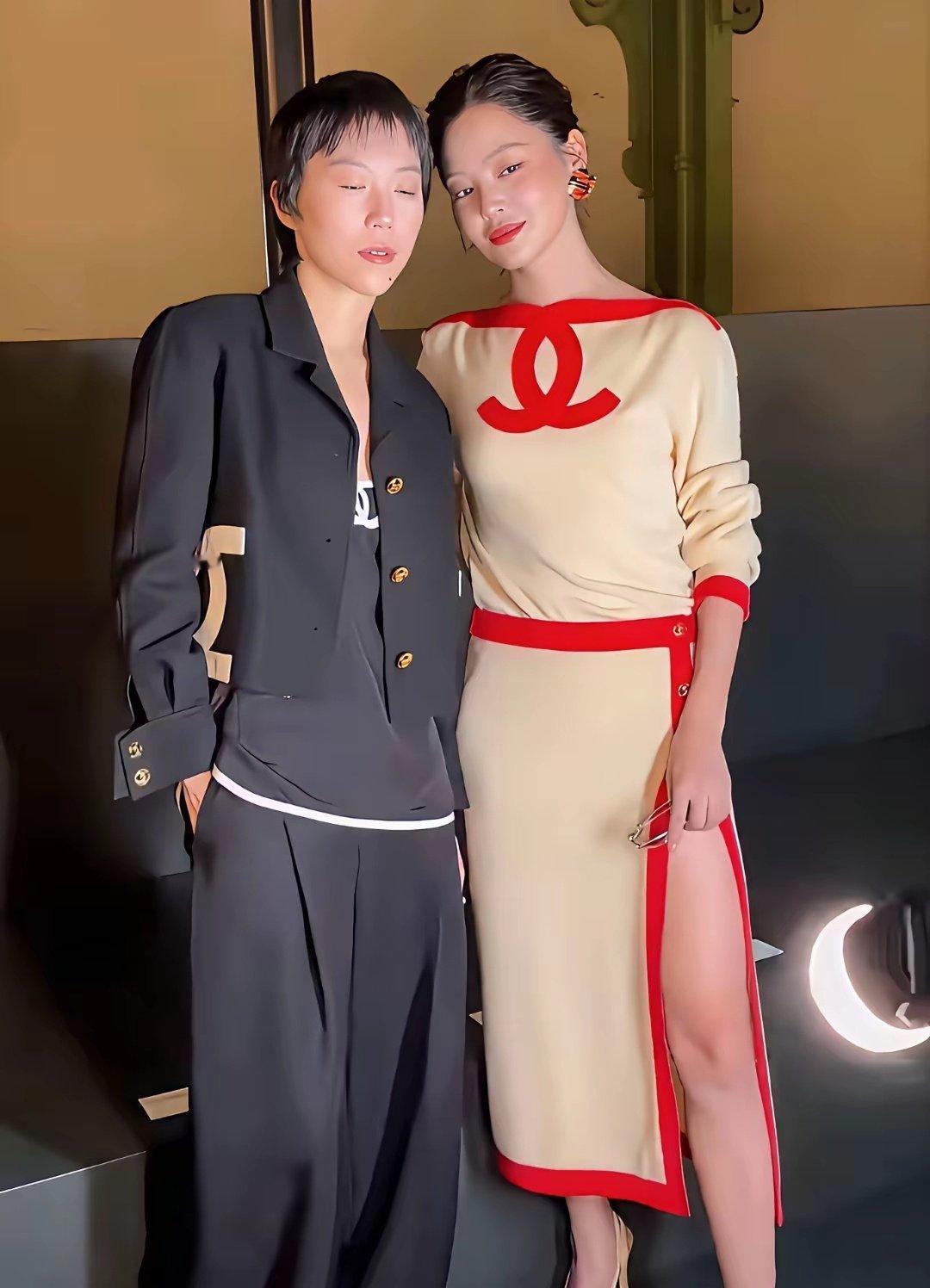香奈儿秀场神仙同框，辛芷蕾明艳优雅，窦靖童松弛酷感，一柔一飒，反差感直接拉满。​​​