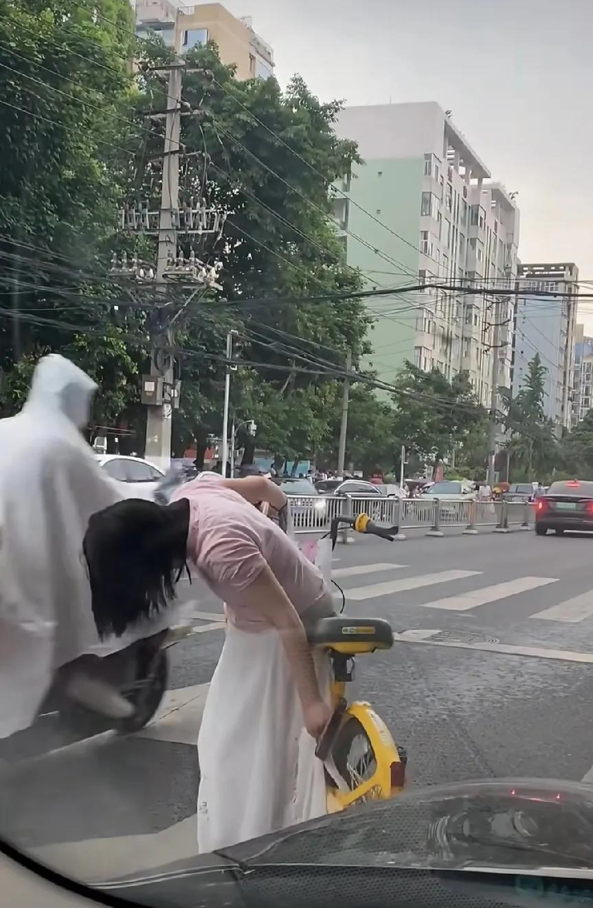 这不是自找麻烦吗？为了美也是绝了，骑个车还穿着长裙，真是想不通，还不安全！