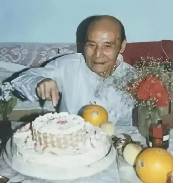 1954年秋天，上海市公安局情报主任胡均鹤接到去北京开会的通知，刚进公安部大门，