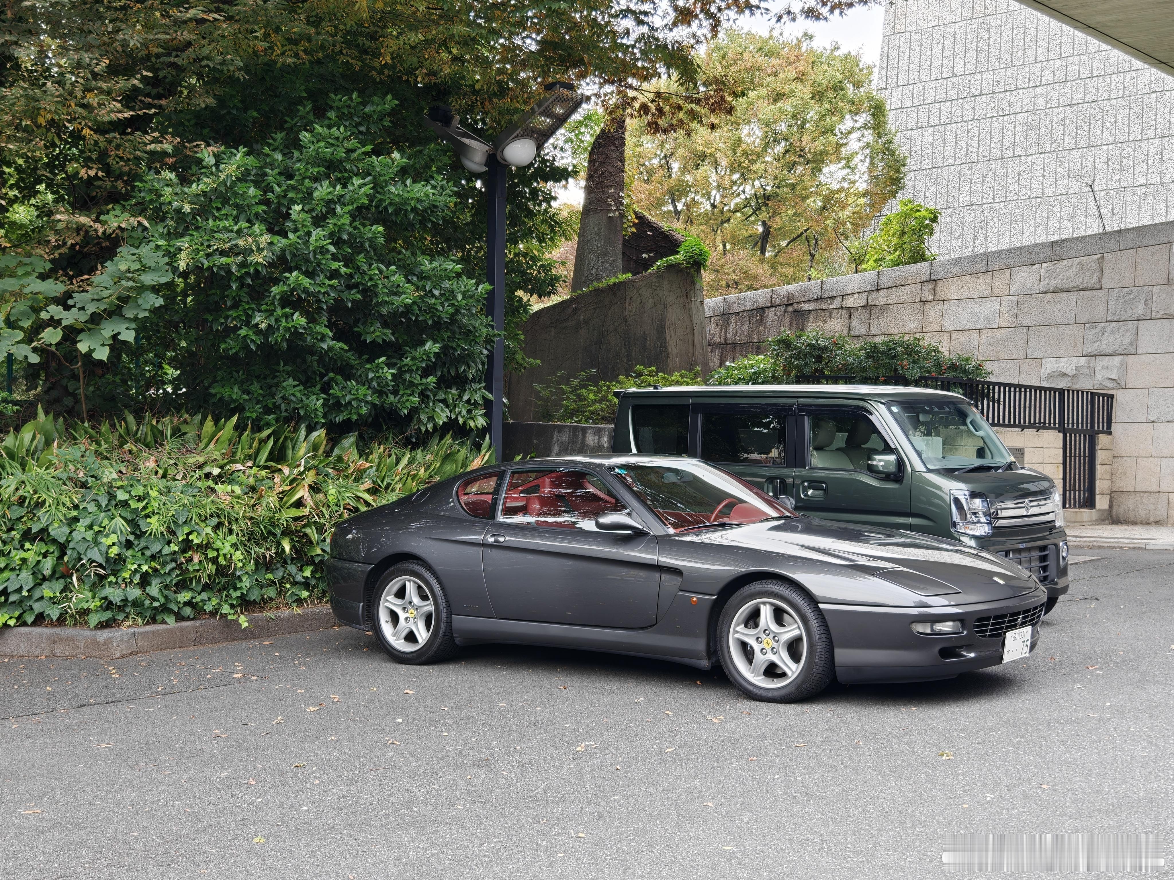 上野公园的法拉利456GT，与几乎同时期的本田第一代NSX。汽场全开大v聊车​