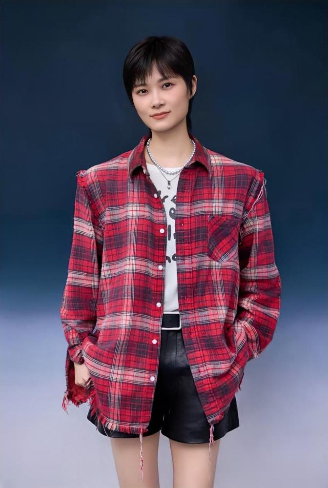 我表妹亲眼见过李宇春，她说了一个大实话，让我惊掉下巴！大概就是她在线