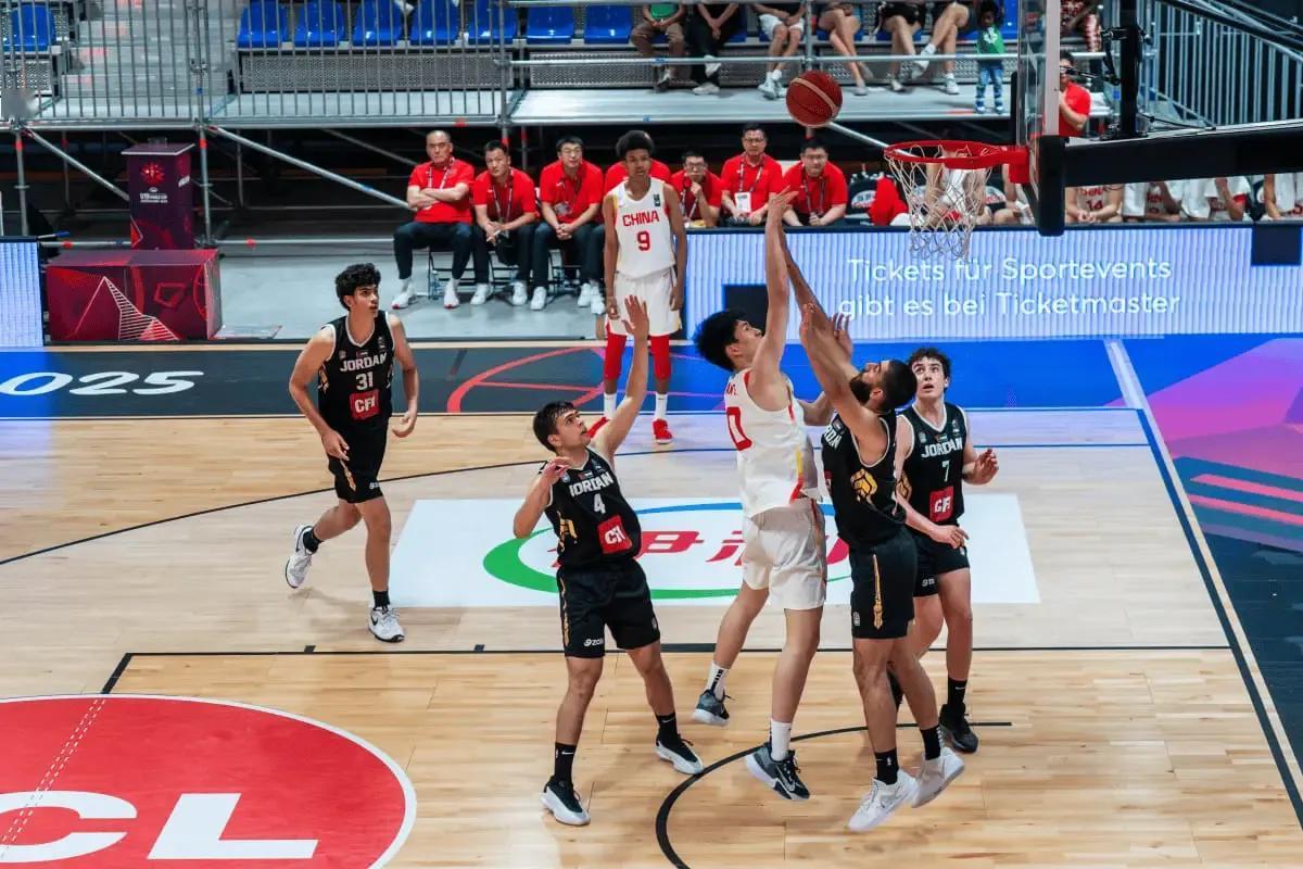 还得是杨瀚森，近十年成绩最好。7月6日U19男篮世界杯，中国战胜喀麦隆，排名第1