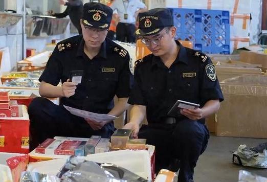 广东珠海，在拱北海关检查处，发现一男子行动可疑，最大号的行李箱里只要几件衣服，似