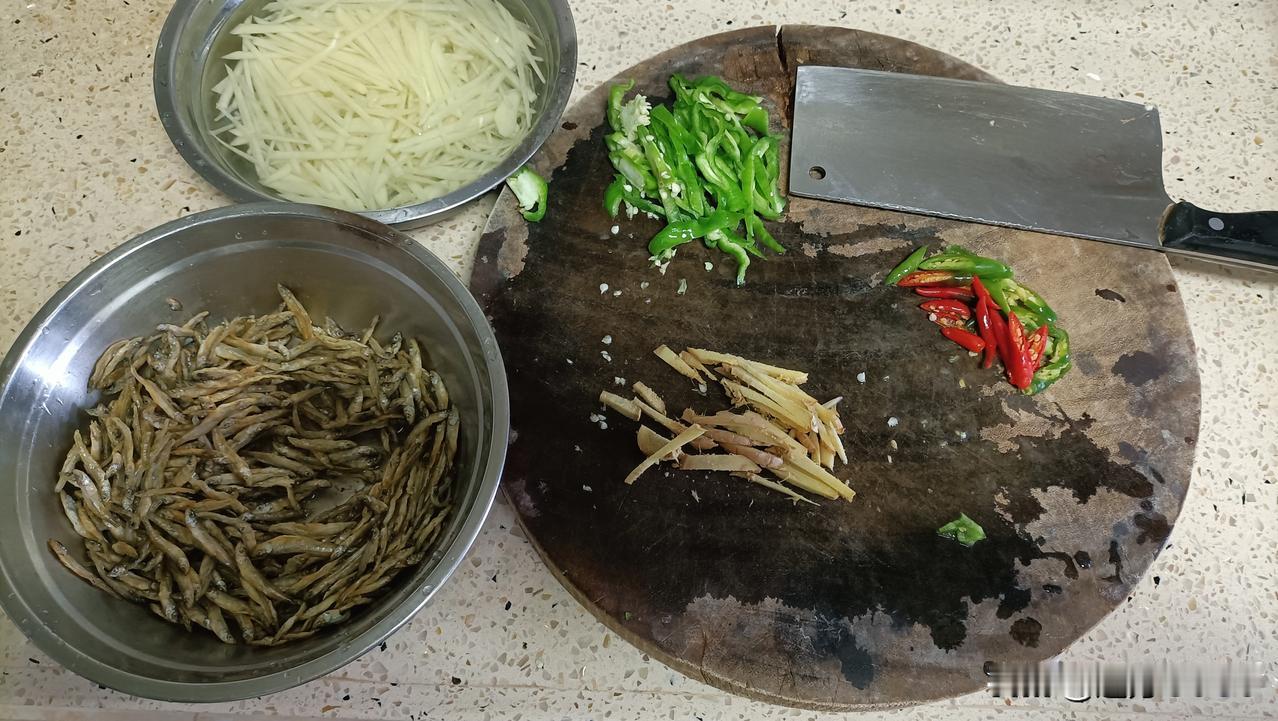 找到几个“丑”小米椒|林志远在柳州在我家，周一到周五我老婆买菜做饭，周末两天