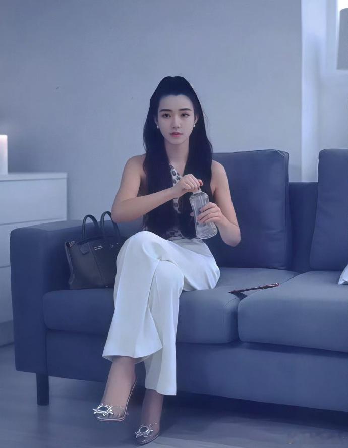 有气质的女人喝水都这么优雅！[doge]​​​