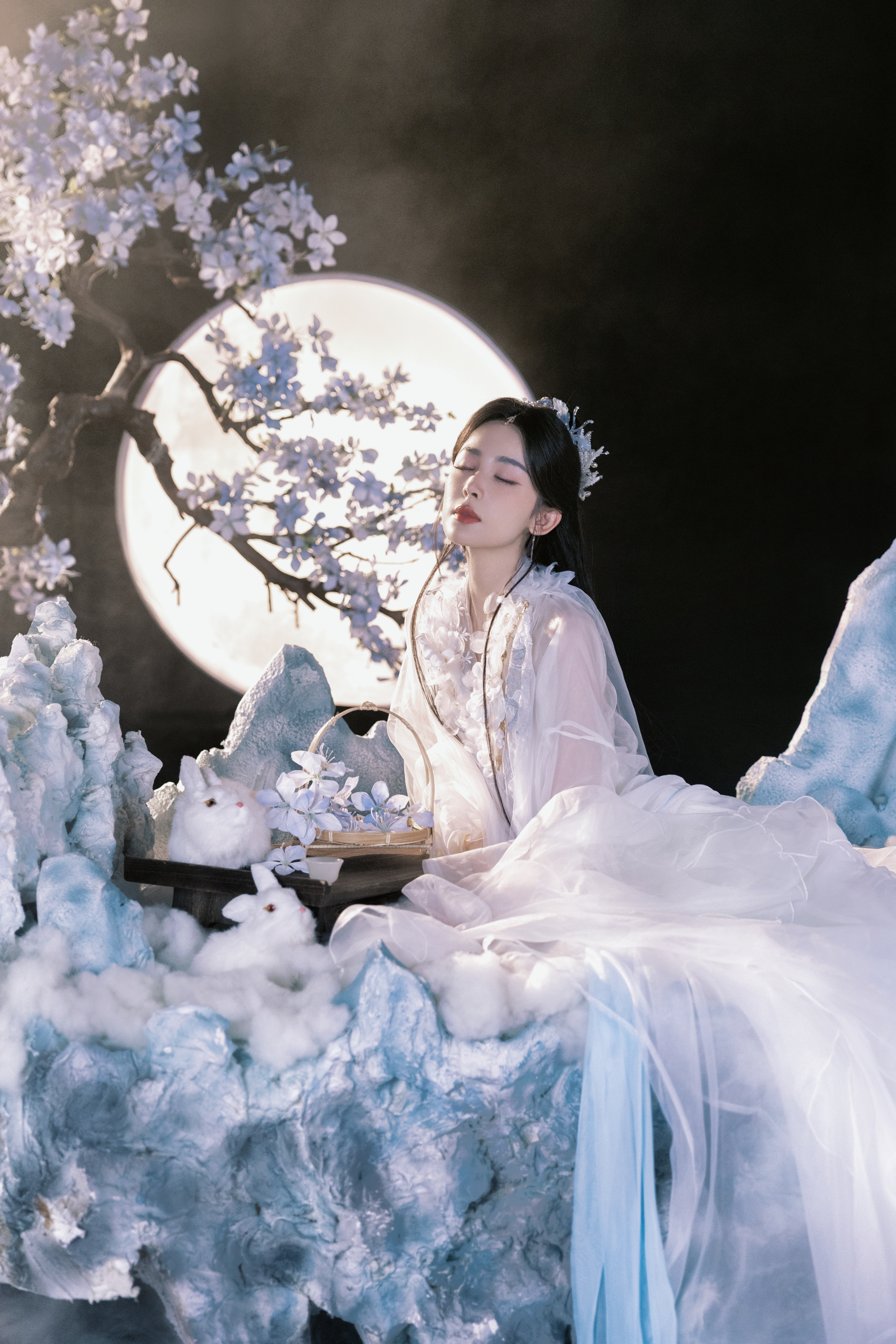 古力娜扎月下仙袂飘，素衣缀花钿。