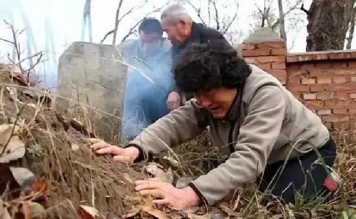 他叫呼格吉勒图，一辈子没犯过事。就是路过女厕，听到惨叫，好心报了警。结果警察来了