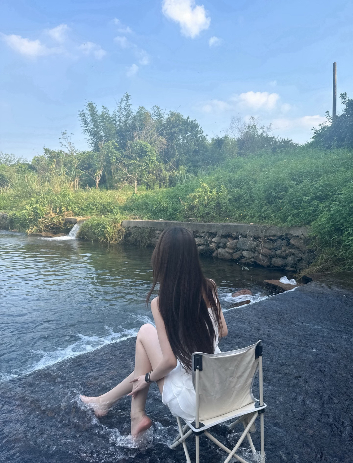 泡在水里的夏天(山野日记|被大自然治愈啦～)小溪露营西瓜烧烤三两好友微