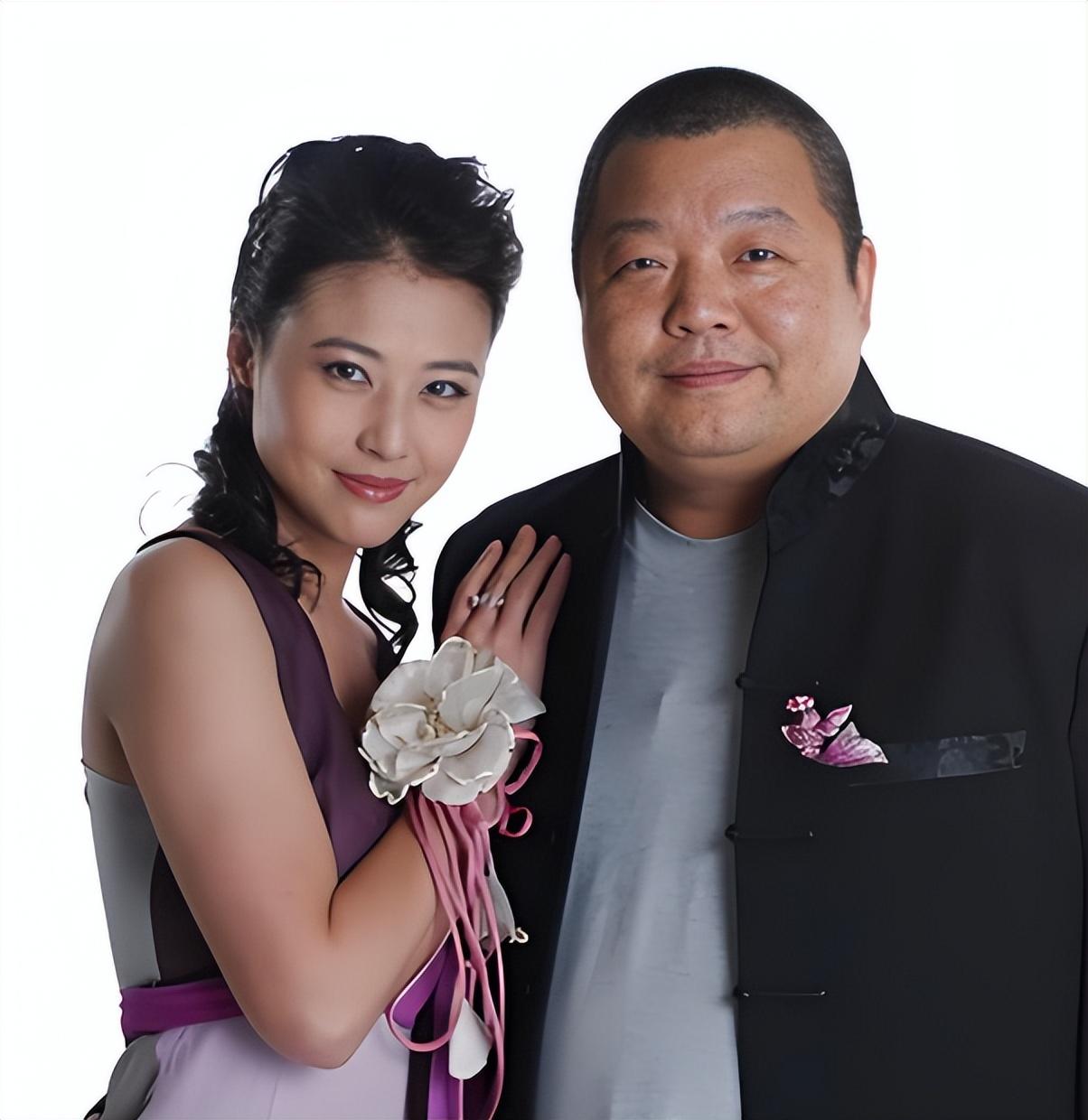 她连上5次春晚，私下却和恩师同居怀孕被骗流产，今57岁依然单身。很多