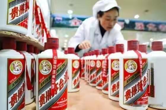 茅台价格又双叒叕下跌了。曾经一瓶难求、炙手可热的“国酒”,如今变得“白菜价”,让