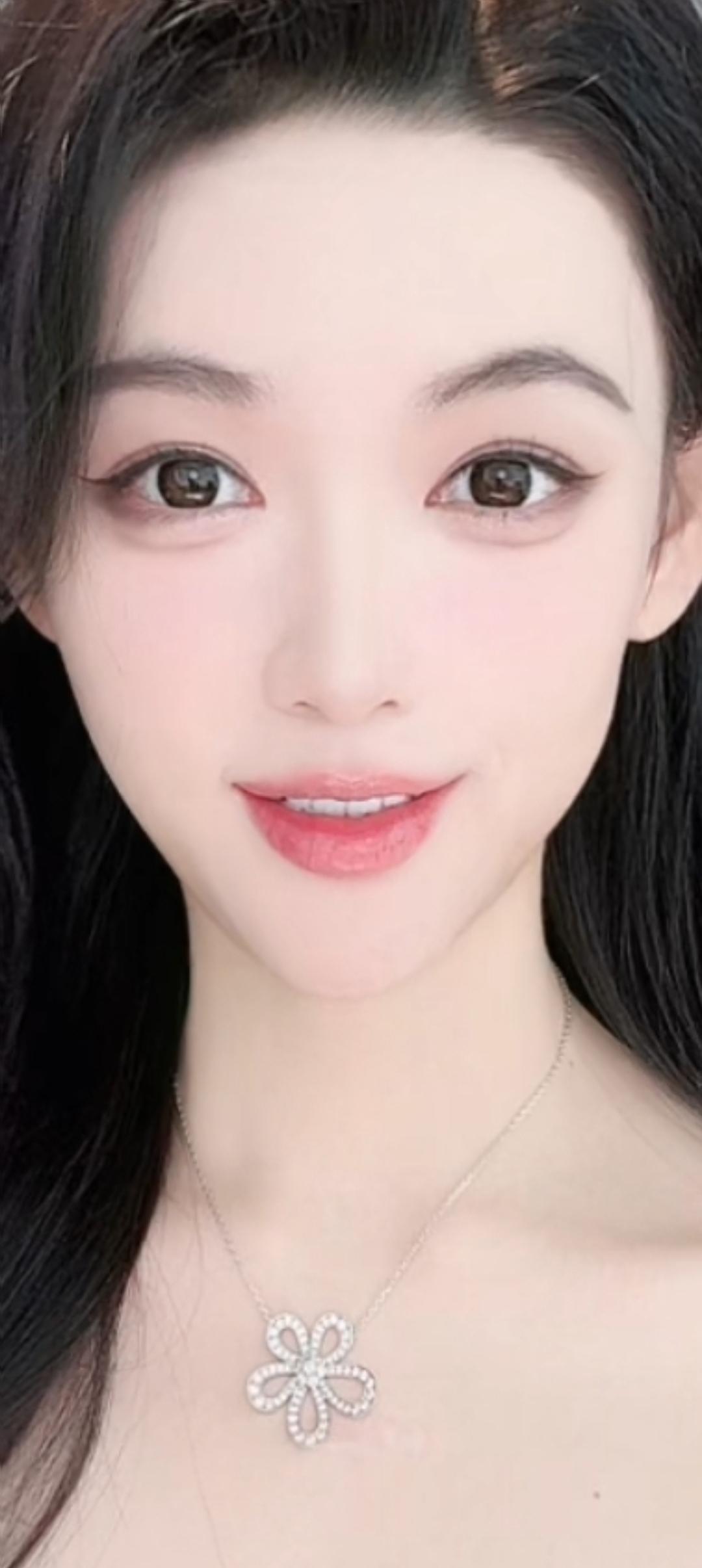 这位小姐姐笑容甜美，戴了花形项链。