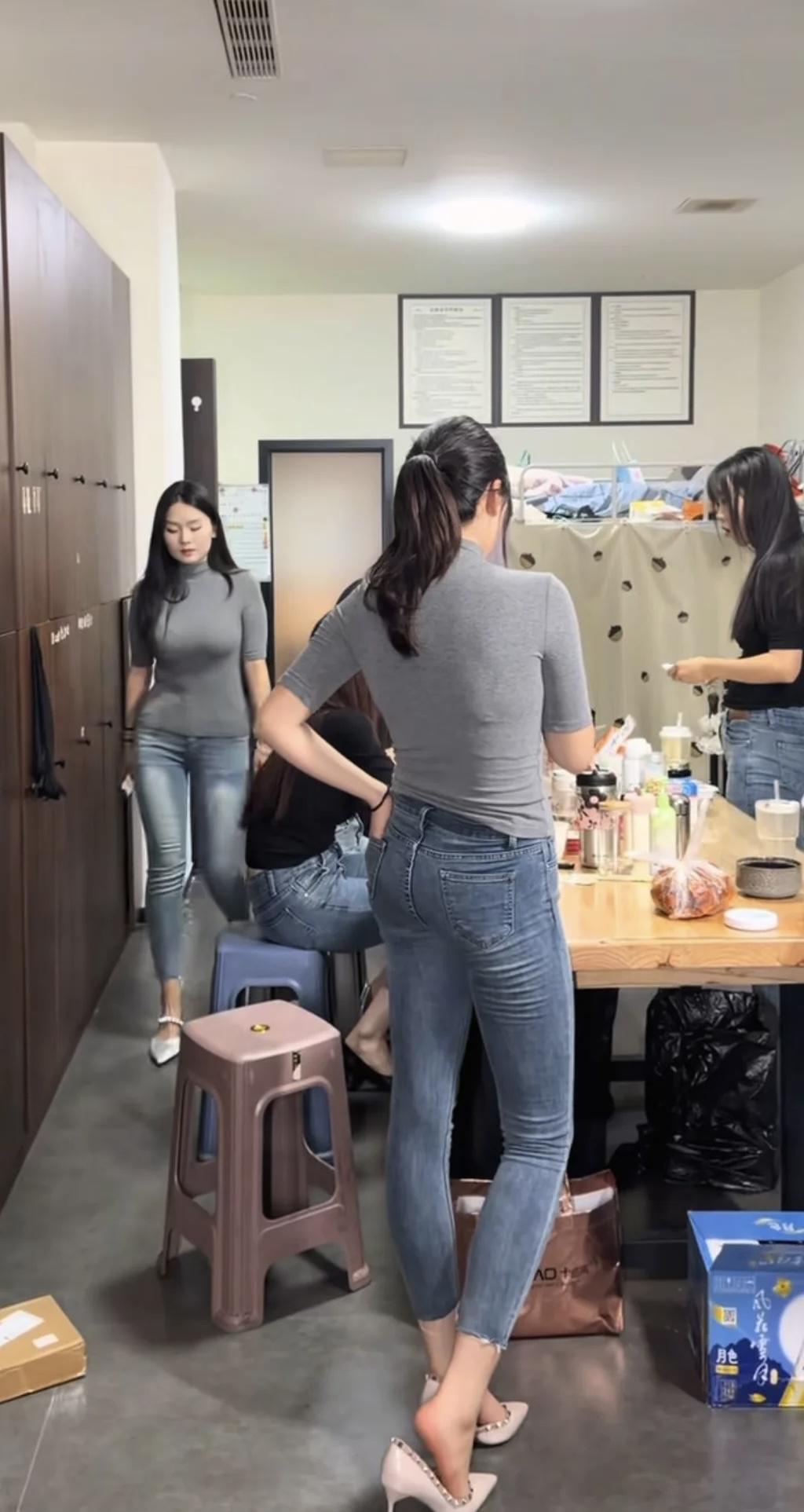一屋子的牛仔裤你会看上哪一个？