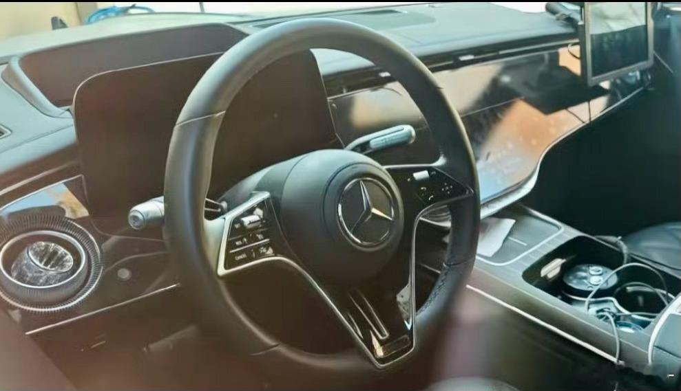 奔驰S的新一代内饰，豪华车，出风口必须在屏幕上面，风对脸吹。