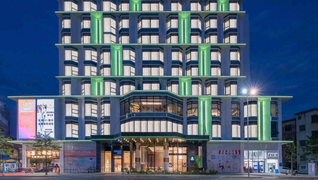 认识一位朋友，他几年前在顺德投资800多万，开了一个商务酒店，到年底了，他说今年