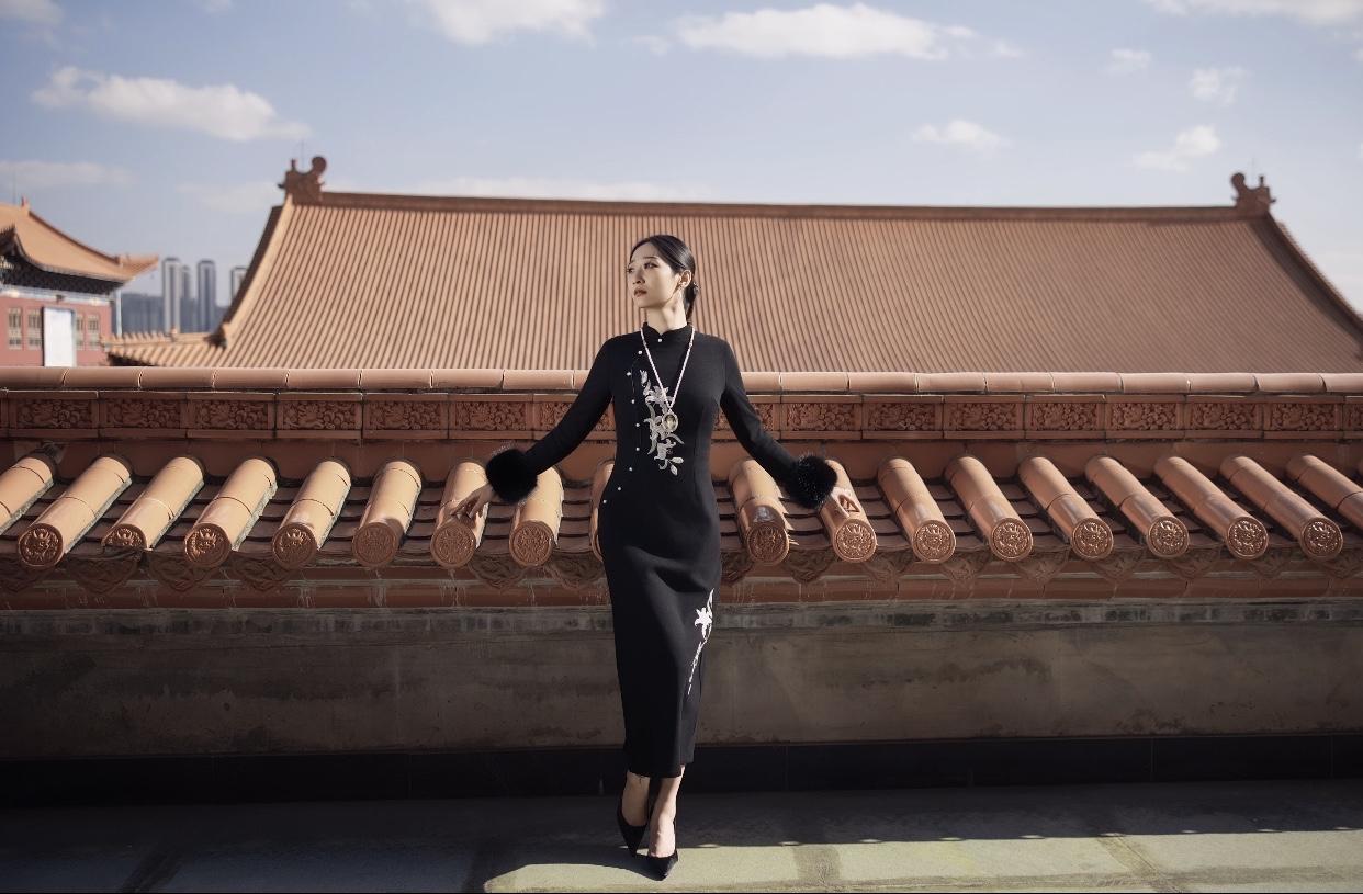 高端大气上档次的穿搭优雅黑裙，红瓦屋顶，时尚与古典的完美融合。