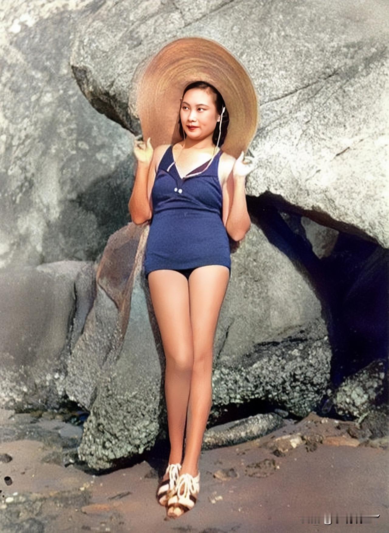 一九三三年，顶流明星胡蝶的泳装照。彼时她二十五岁，身着蓝色连体泳衣，头戴宽檐帽，