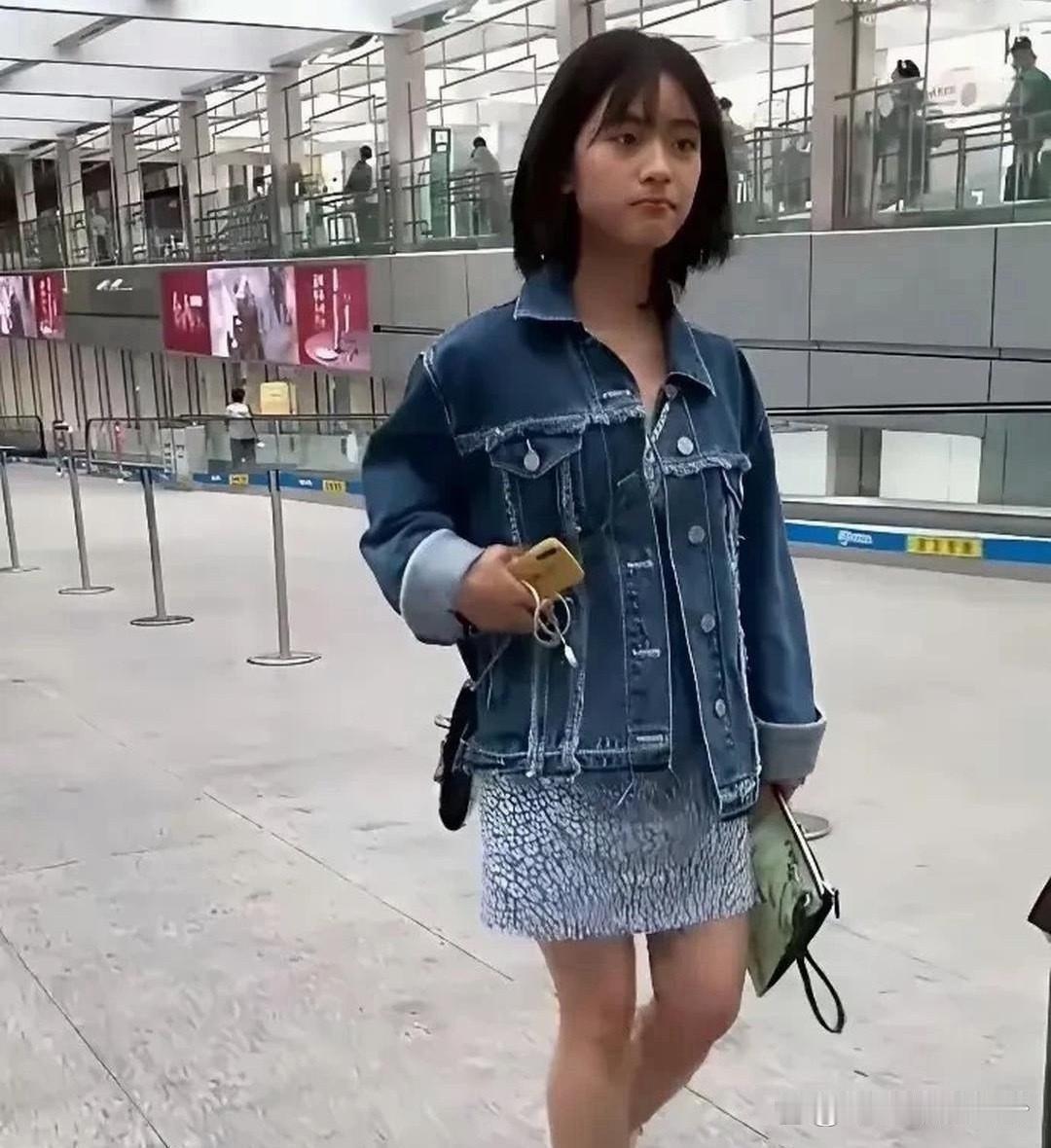 沈月的脸救了这个身材，但凡换张脸，完全是灾难​​​