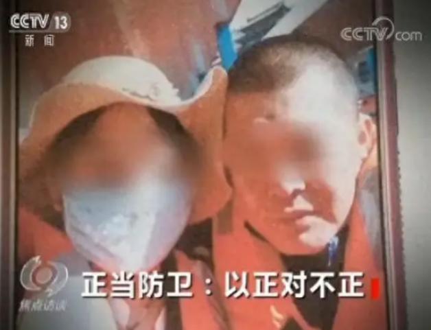 河北一女子长期遭村霸胁迫，被迫保持不正当关系。某晚村霸醉酒后翻墙闯入其家中，当着