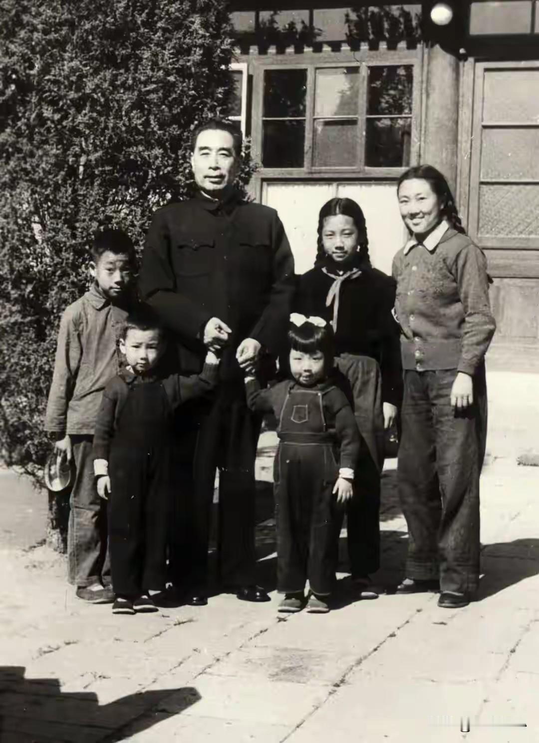 周总理，您看见了吗？“这盛世，如您所愿”十里长街的寒风早已远去，当年百姓含