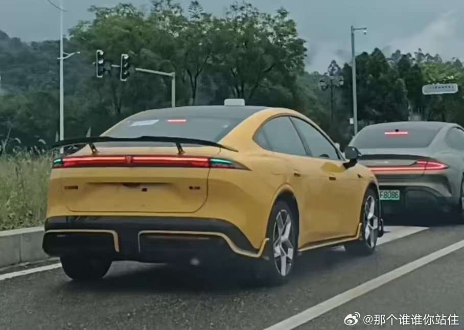 远远看到这么台车，亮黄色特别扎眼，车尾装了个大尾翼，后包围看着很有攻击性，轿跑样子，一眼就很吸睛。这