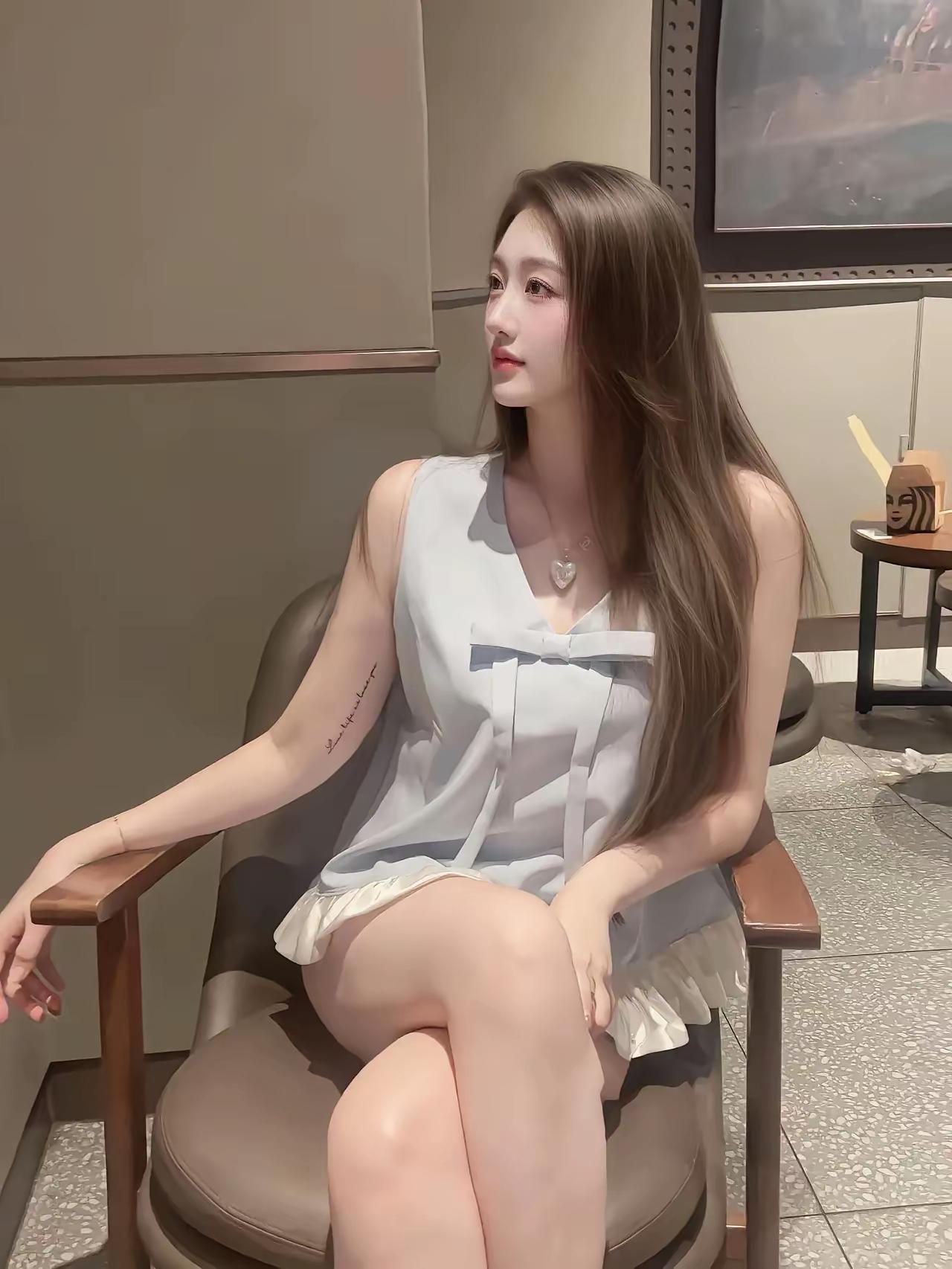 在女人面前，男人要始终留有自己的底牌。第一，男人一定要给女人留下足够的神秘感，这