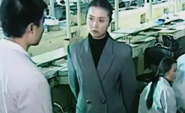 1995年，一名韩国女老板走进车间，她威胁120多名中国员工：“全部跪下，不跪的