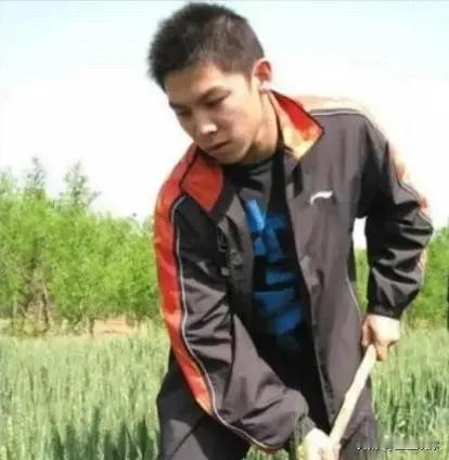 把陈玘和曹彦灏放在一起对比，很容易看懂青训里现实的差距。早年陈玘输球摔拍，即便已