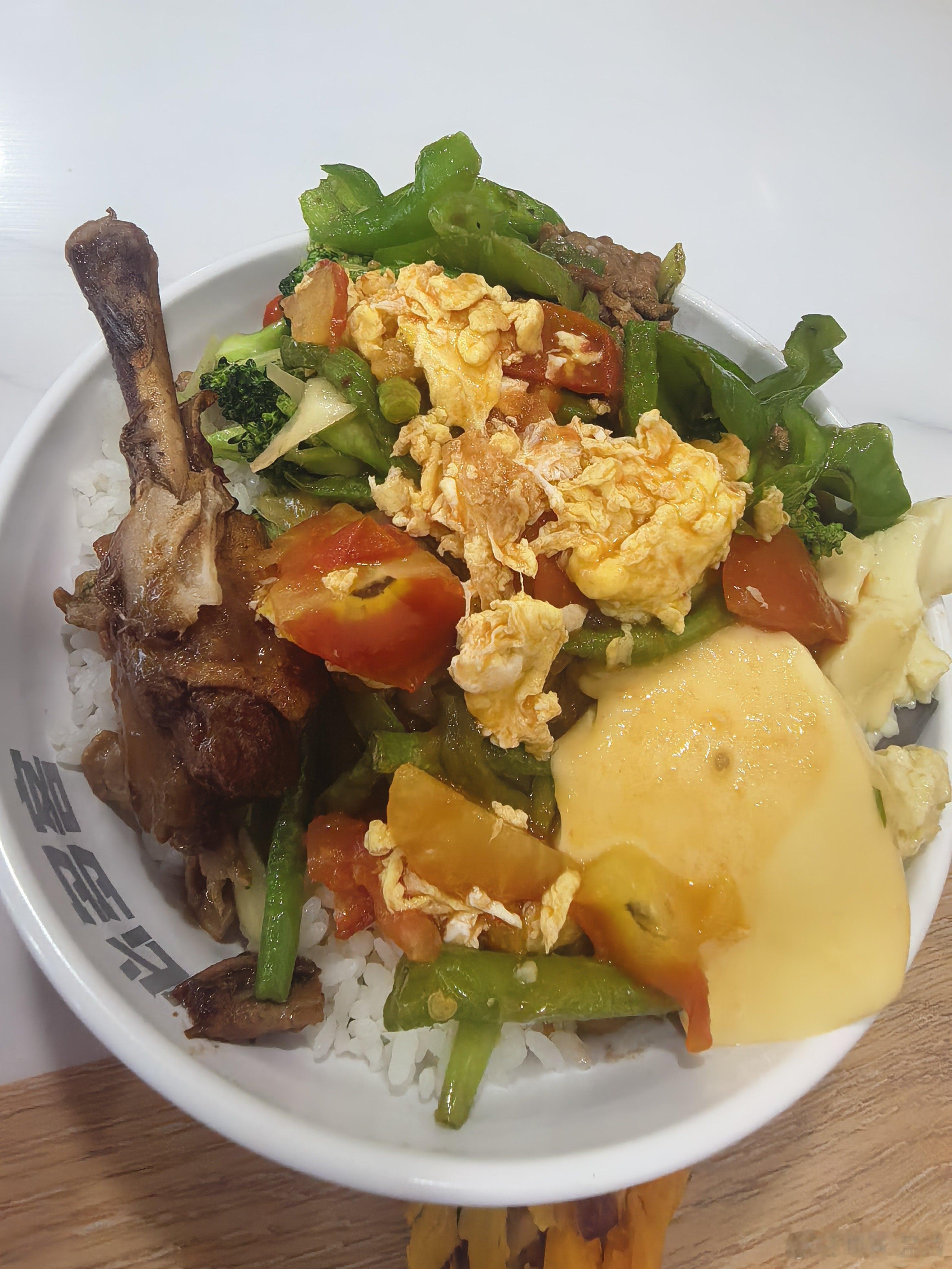 特能吃今晚吃深圳13块自选快餐，满满一大碗吃完可以继续加。