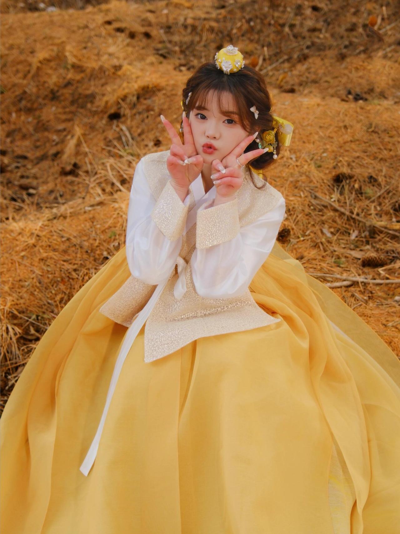 古风少女在花海中翩翩起舞