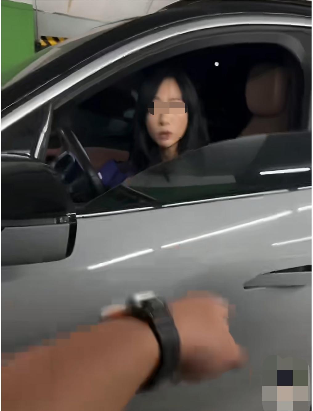 上海，一地下停车场内，男子的车和这位美女的车在会车的时候互不相让，最后双方就僵持
