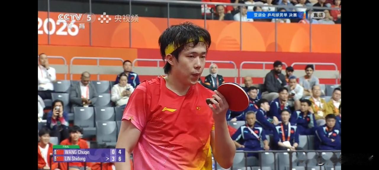 与其说大头0-4完败小石头，不如说大头“亲手目送”小石头登顶。整场比赛大头都没有