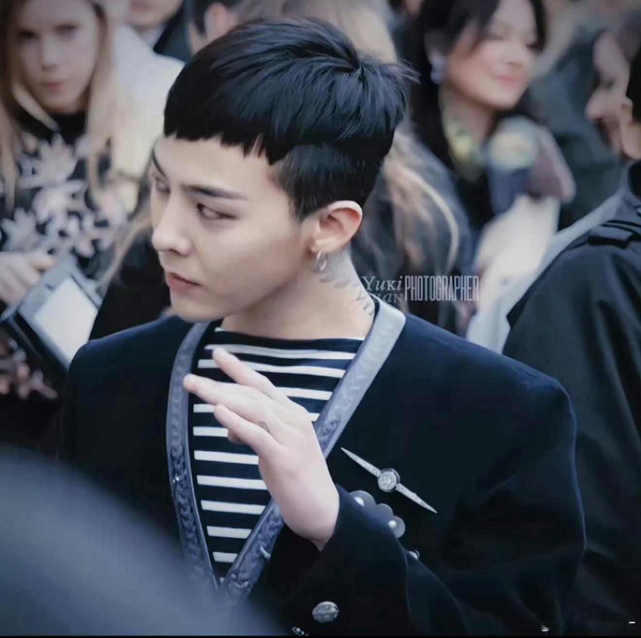 权志龙狗啃刘海少爷亲临香奈儿秀场帅的好权威！