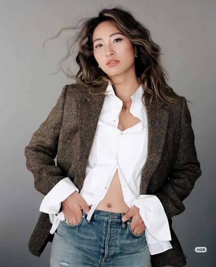 郑钦文拿到WTA本年度最受欢迎单打球员奖项。不少网友认为，郑钦文不配拿到这个奖