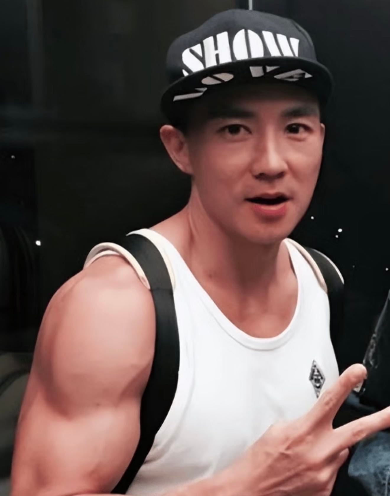 刘畊宏放周杰伦的歌也要被授权综艺里早安这段发言太圈粉！用刘畊宏直播放歌举例，就算