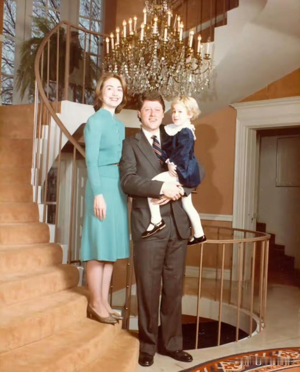 克林顿一家三口拍摄的这张照片，感觉这应该是很多年前的事情了，很可能是上个世纪七八