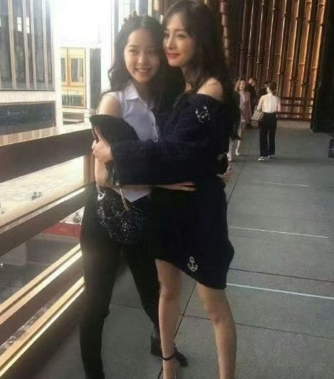 现在才明白杨幂以前为什么叫杨不修了，拍出的生图根本不用p​​​