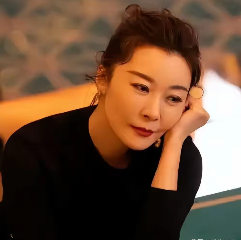 柯蓝曾经在访谈当中谈及自己的长相，坦言自己更像奶奶，没有继承母亲出众的容貌，她的母亲是一位很漂亮的女