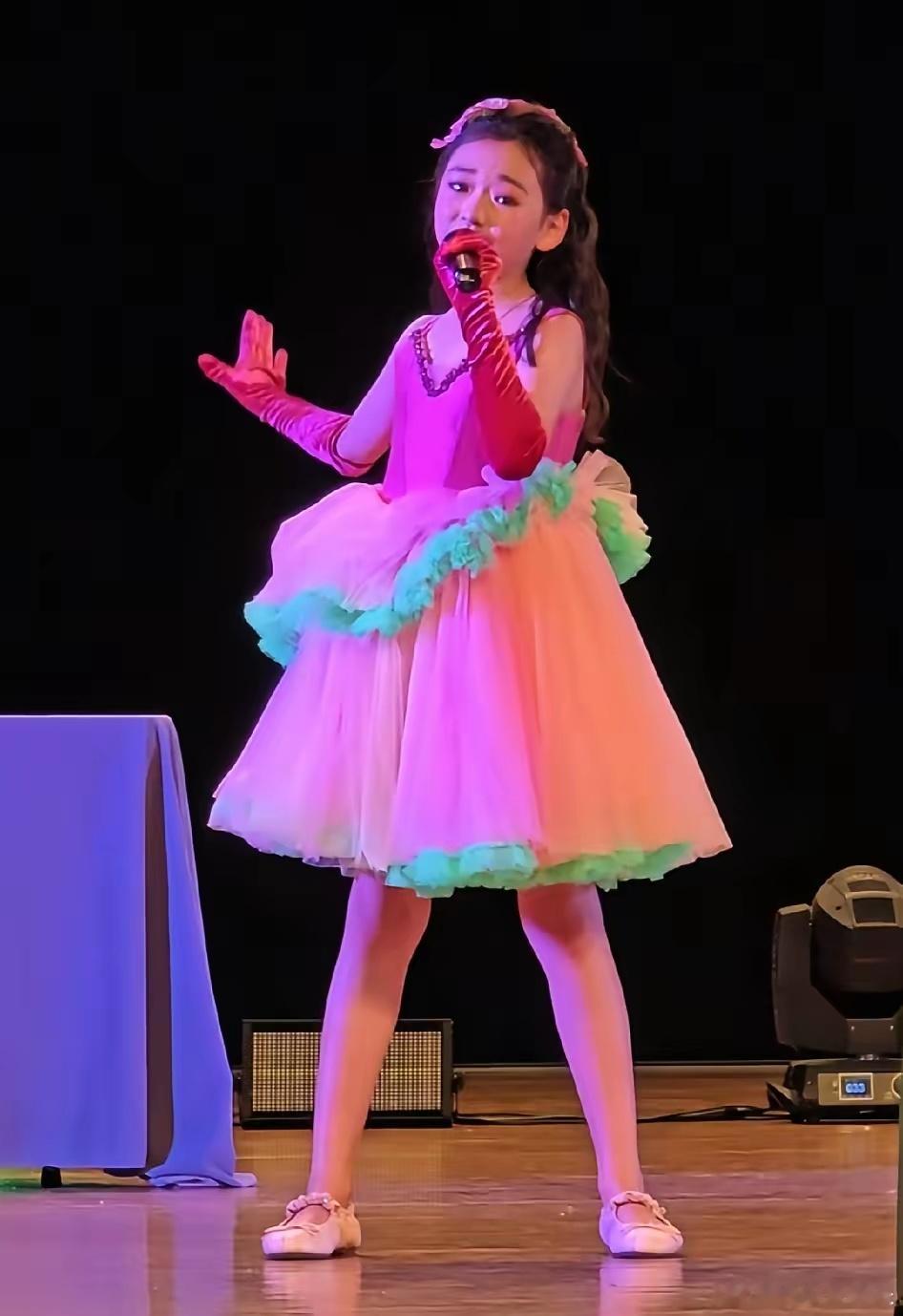 不知道大家发现没，董璇女儿小酒窝有一个奇怪的地方那就是不论在什么场合，她永远都是