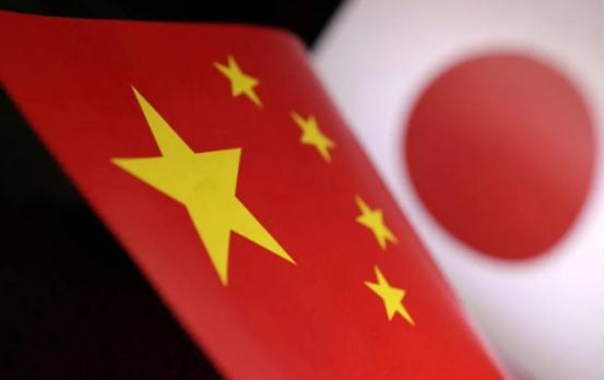 中方撤掉“日本首相”头衔，罕见直呼高市早苗！5日，高市在国会以“重要邻国”定义中