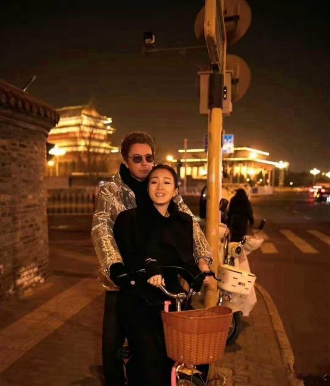 巩俐：我缺儿子？我缺的是顶级护理！我真的要被笑死了家人们！人家巩俐和老公在北京逛