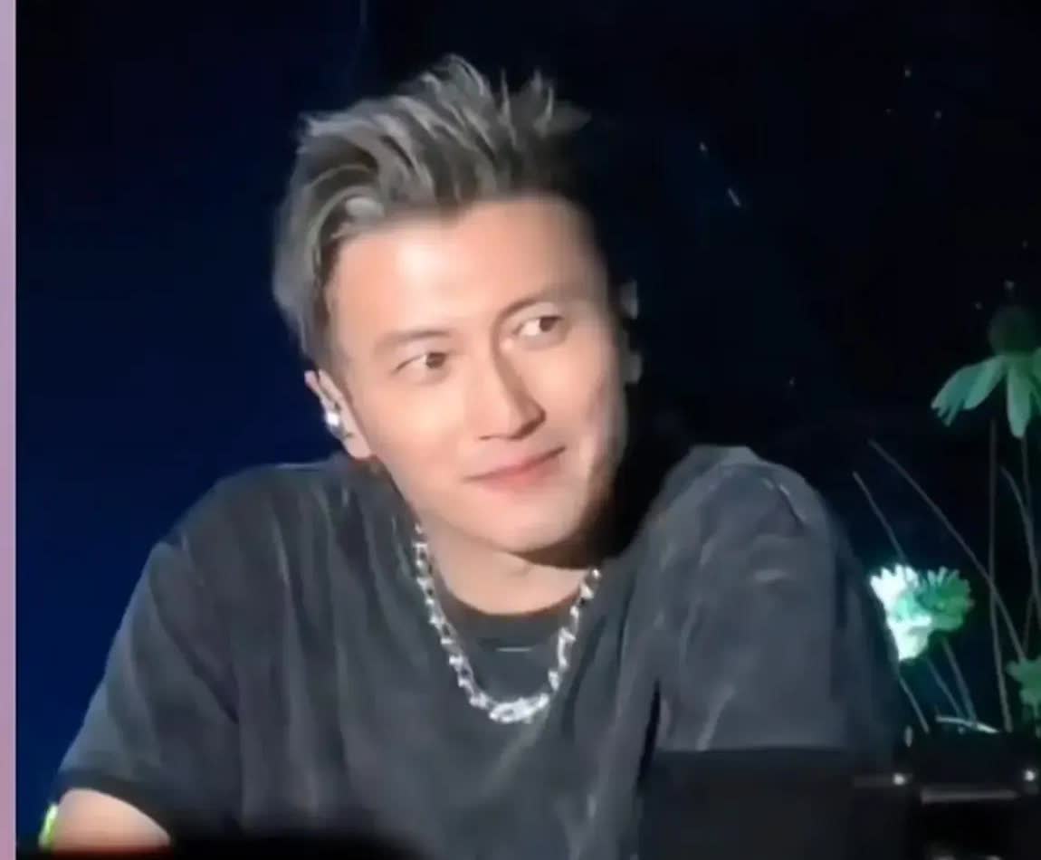 谢霆锋回到前妻张柏枝身边家庭圆满母亲节动态● 张柏芝：分享与三个