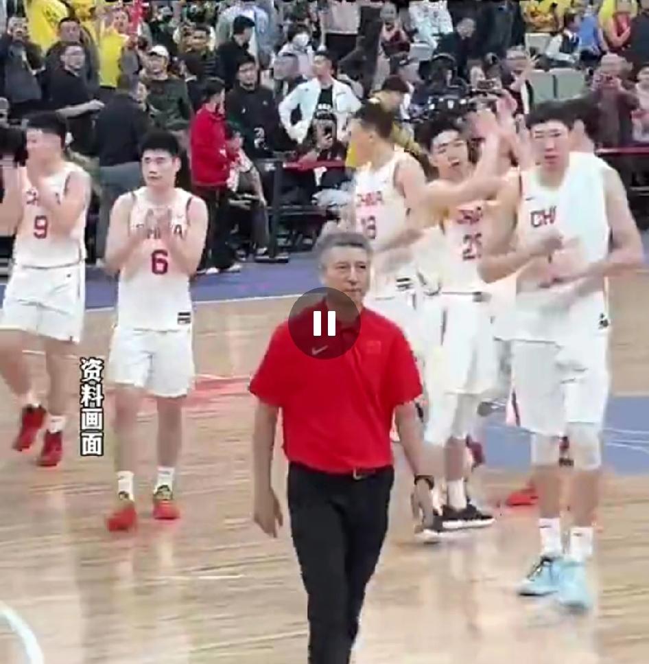 男篮国家队初三爆热点：郭士强陪餐很正常，每天补助300是非多郭士强跟球员同