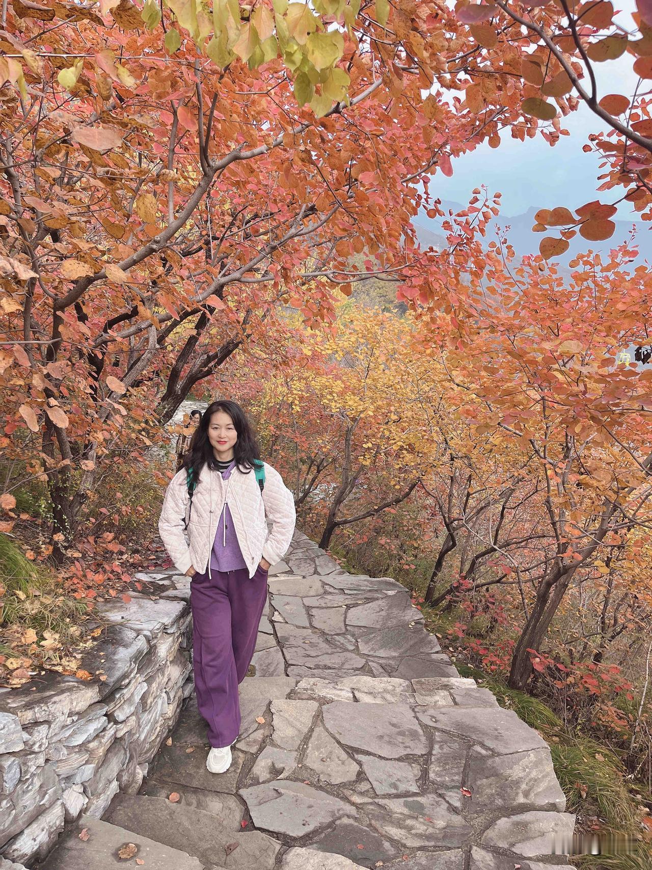 我今年53岁，总自认为自己年轻，前两天出门，小区里一个两岁宝宝看着我笑，领着孩子