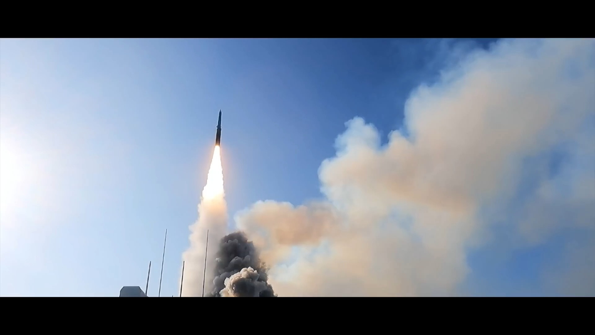 055发射高超音速反舰导弹YJ-20美图在可预见的未来，整个蓝星上只有东大拥有