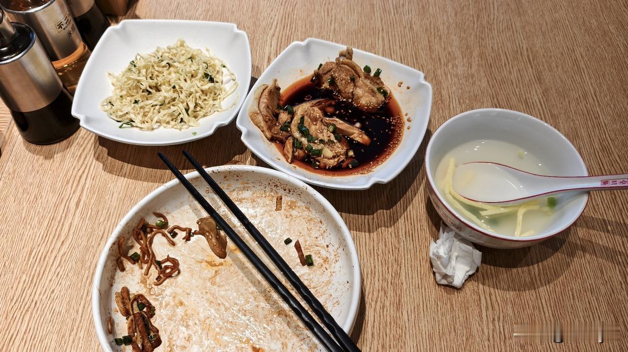 一位男士，早餐点了4样东西，吃成这个样子，一个盘碗都没干净，说不出来的感觉！您