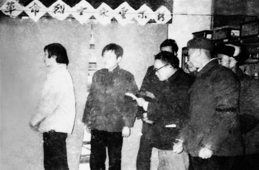 1951年，武汉刑场，一位老人面对黑洞洞的枪口，喃喃喊出一句话：“我每个月给新