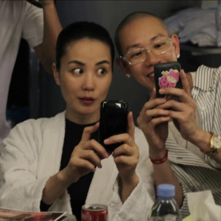 评价王菲的人品，那得用双手点赞。她和御用化妆师Zing、造型师TitiKwan