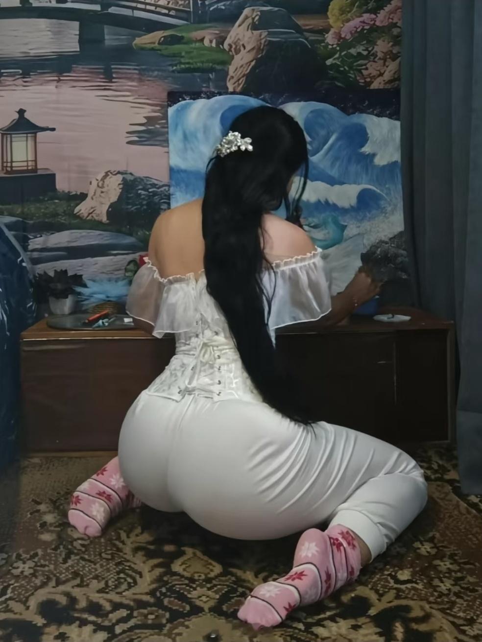 上周去看朋友的房子装修，观摩了他请的网红壁画师画画！