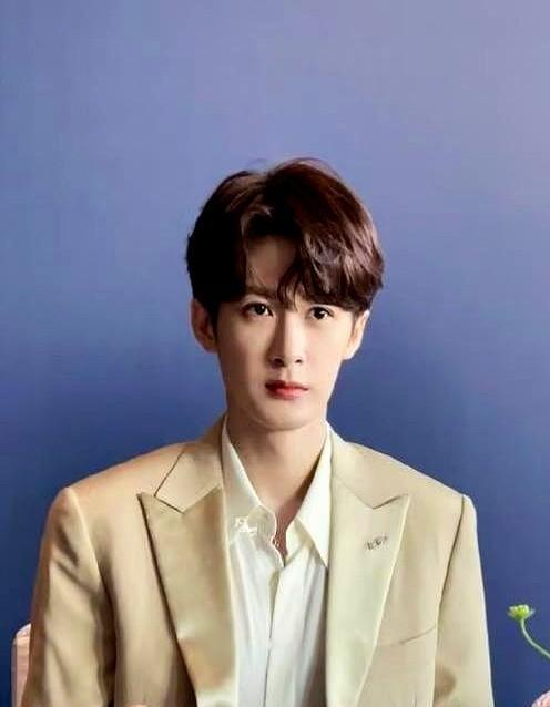 挖黑料的铲子，挖出了一座勋章陈列馆。都说他要“塌房”。全网显微镜架起来。找